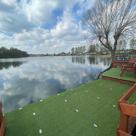 Lakeside Retreat 4 With Hot Tub, Private Fishing Peg Situated At Tattershall Lakes Country Park Exterior foto