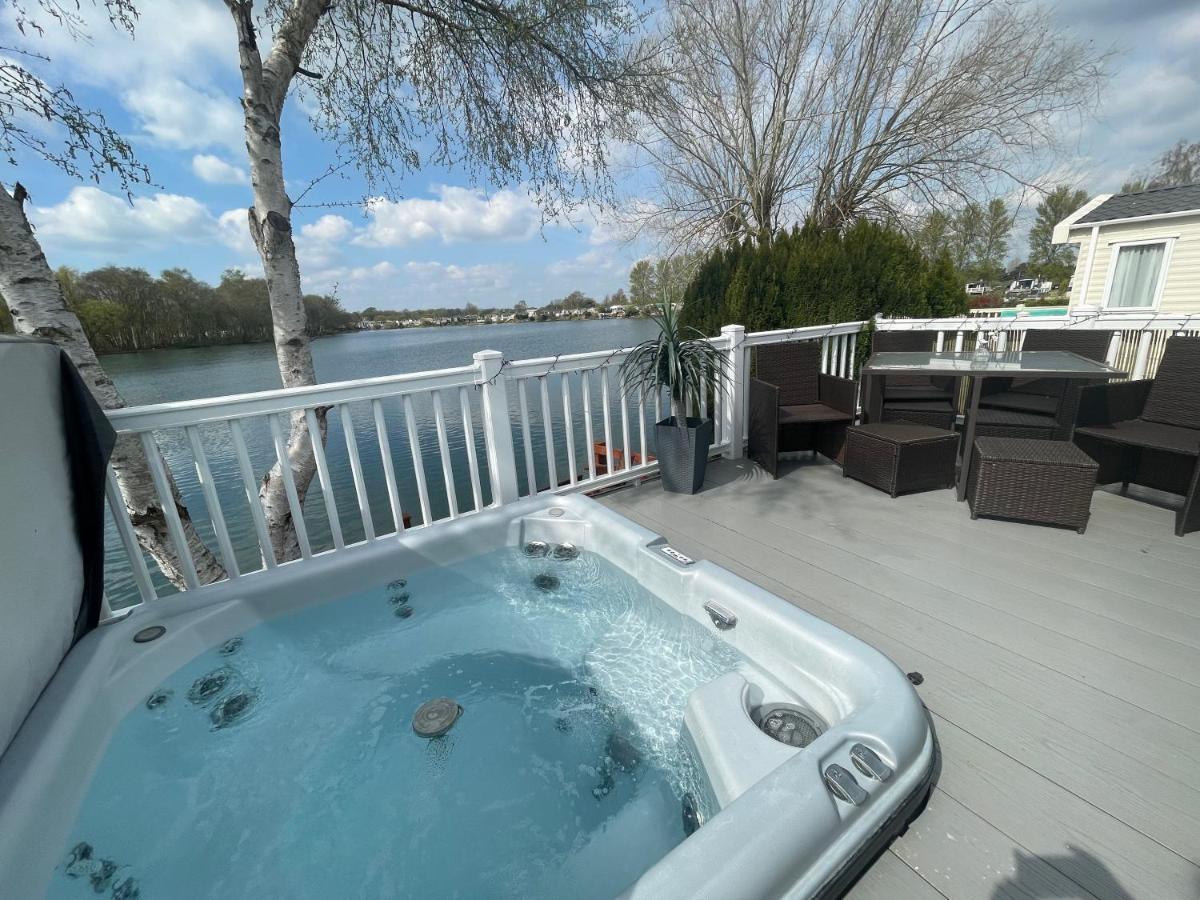 Lakeside Retreat 4 With Hot Tub, Private Fishing Peg Situated At Tattershall Lakes Country Park Exterior foto