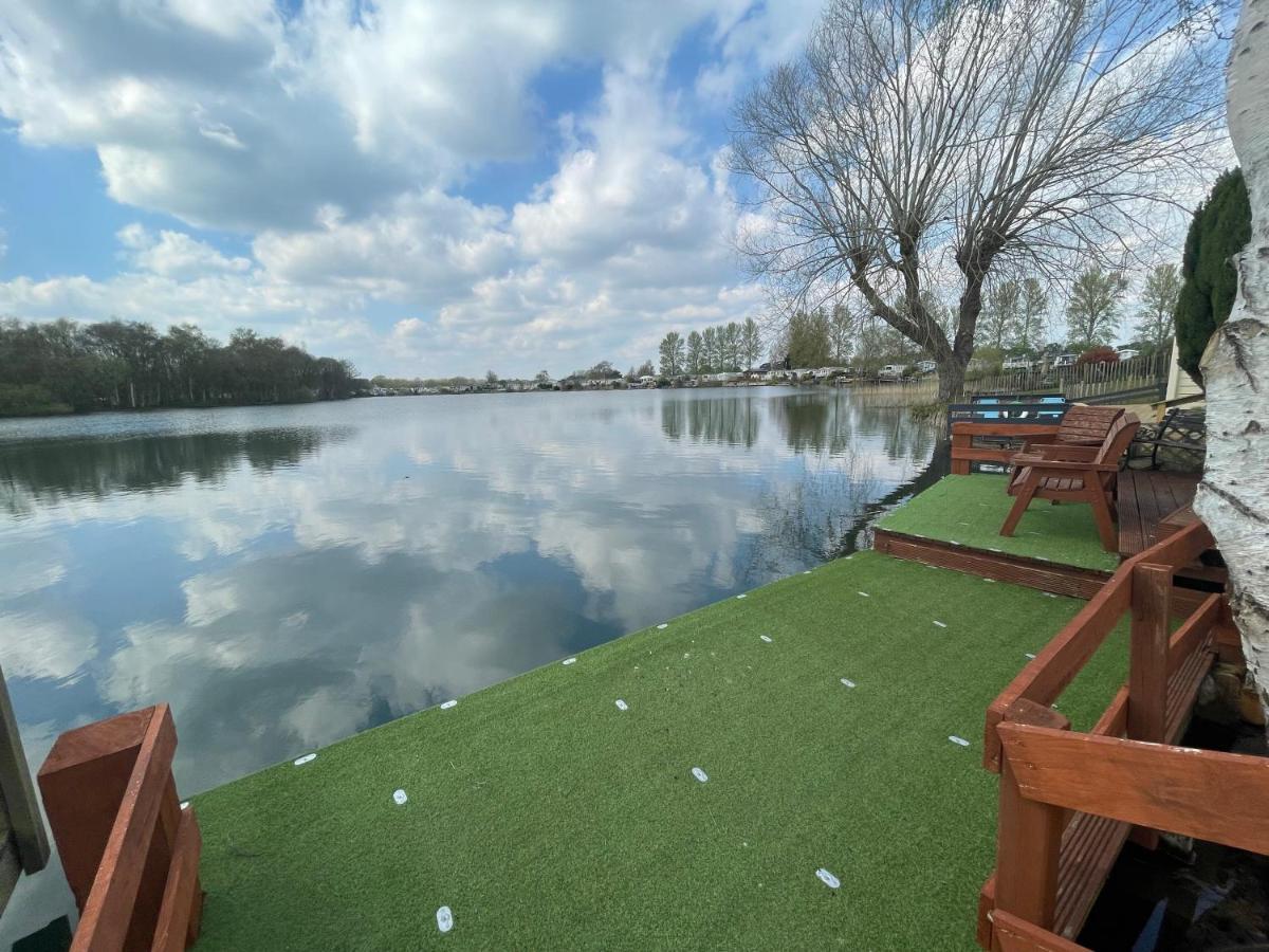 Lakeside Retreat 4 With Hot Tub, Private Fishing Peg Situated At Tattershall Lakes Country Park Exterior foto