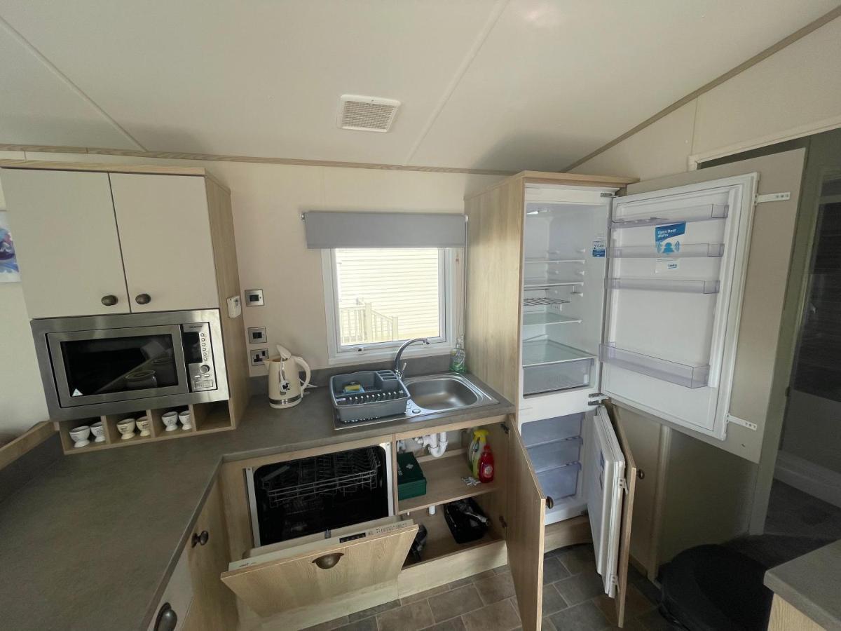 Lakeside Retreat 4 With Hot Tub, Private Fishing Peg Situated At Tattershall Lakes Country Park Exterior foto