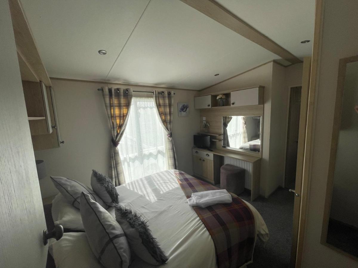 Lakeside Retreat 4 With Hot Tub, Private Fishing Peg Situated At Tattershall Lakes Country Park Exterior foto