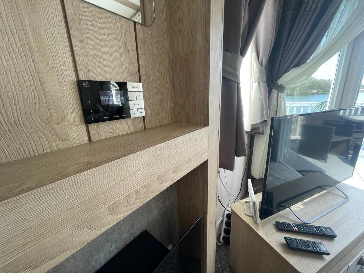 Lakeside Retreat 4 With Hot Tub, Private Fishing Peg Situated At Tattershall Lakes Country Park Exterior foto