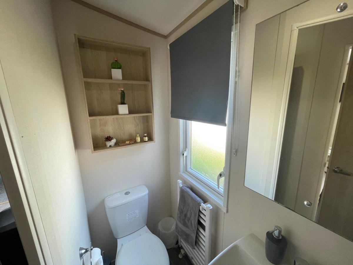 Lakeside Retreat 4 With Hot Tub, Private Fishing Peg Situated At Tattershall Lakes Country Park Exterior foto
