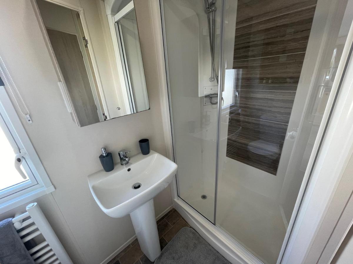 Lakeside Retreat 4 With Hot Tub, Private Fishing Peg Situated At Tattershall Lakes Country Park Exterior foto